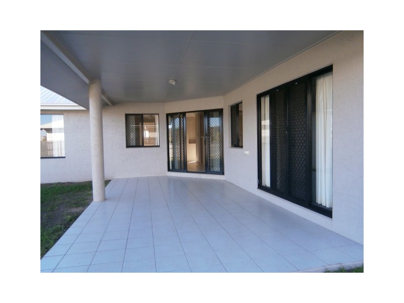 10 Seabrook Circuit, Bushland Beach QLD 4818