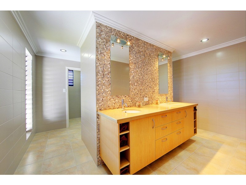 27 Golf Links Drive, Kirwan QLD 4817