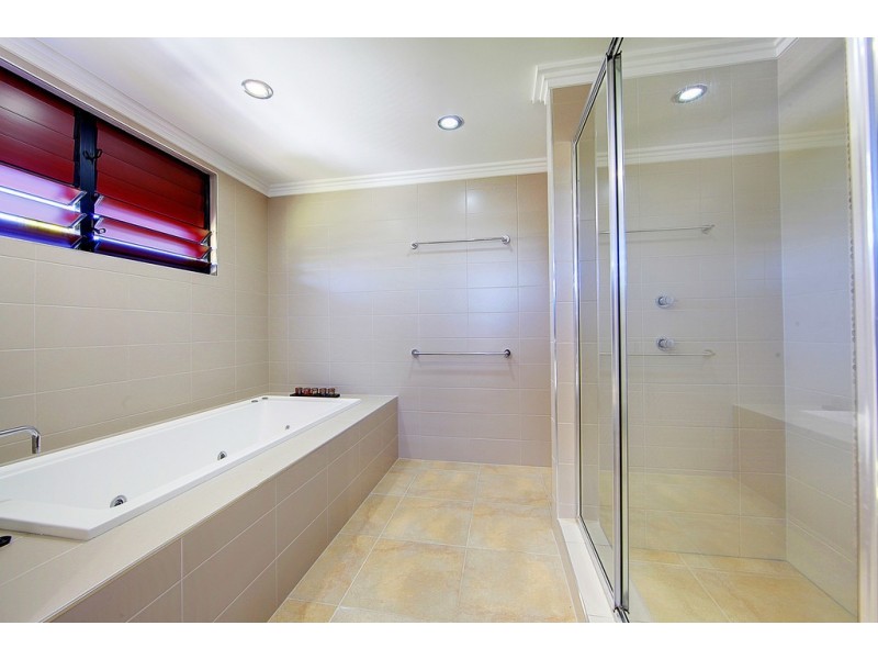 27 Golf Links Drive, Kirwan QLD 4817