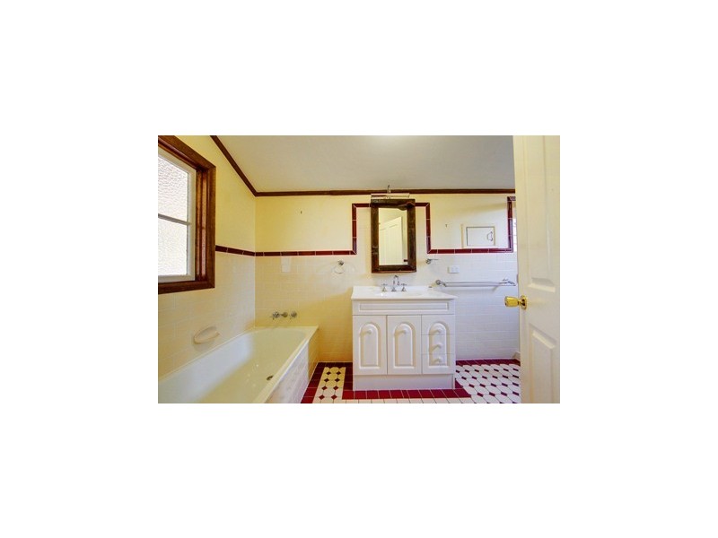 24 Leigh Street, West End QLD 4810