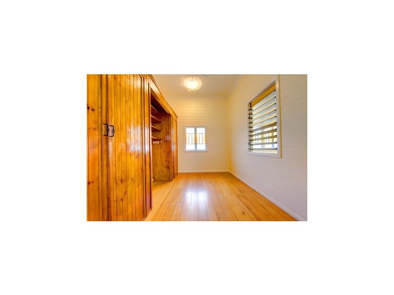 24 Leigh Street, West End QLD 4810