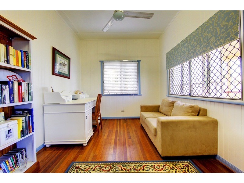 10 Shaw Street, West End QLD 4810