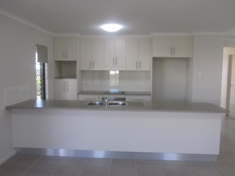 2/26 LOCHERN WAY, Bushland Beach QLD 4818