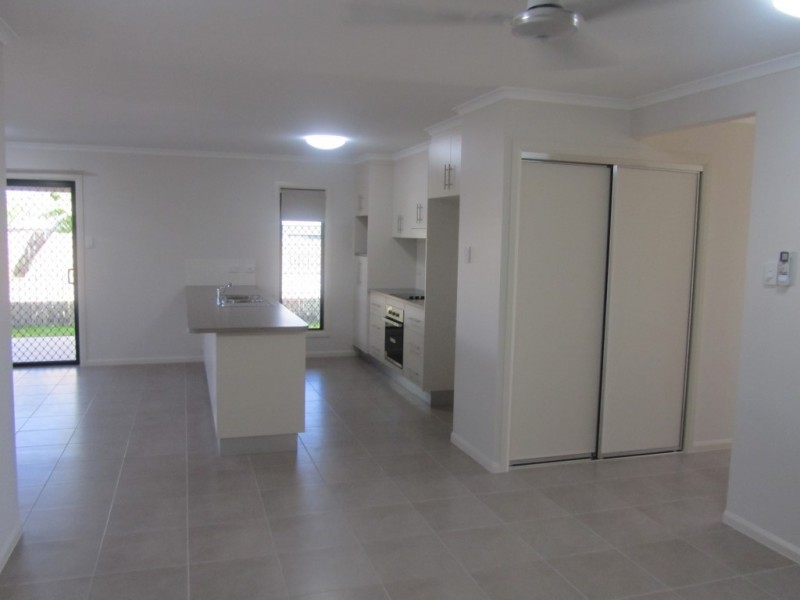 2/26 LOCHERN WAY, Bushland Beach QLD 4818