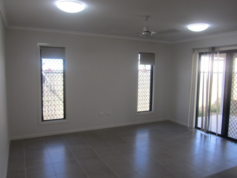 2/26 LOCHERN WAY, Bushland Beach QLD 4818