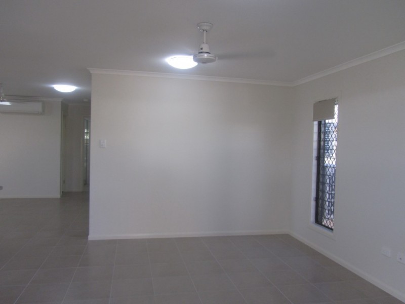 2/26 LOCHERN WAY, Bushland Beach QLD 4818