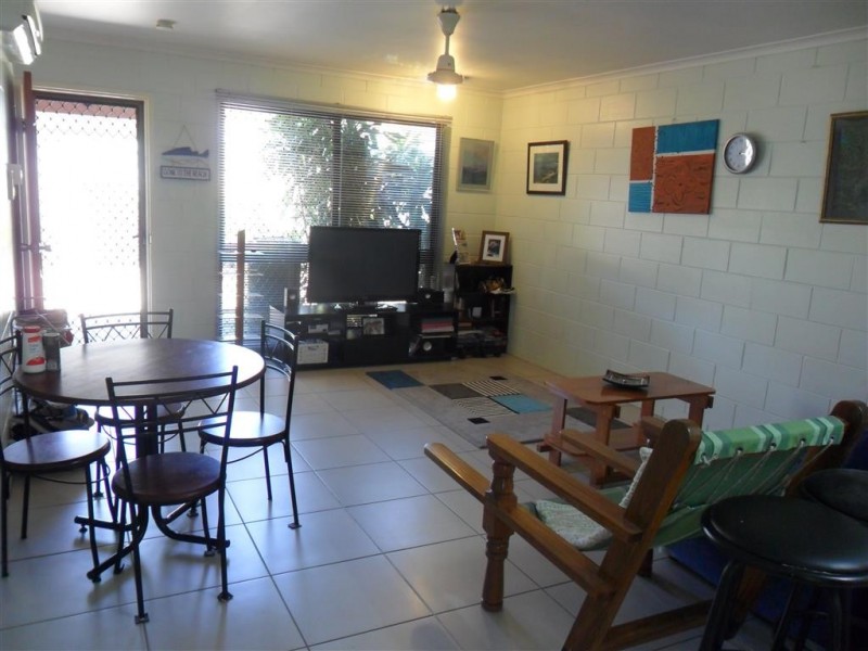 2/132 Queens Road, Hermit Park QLD 4812