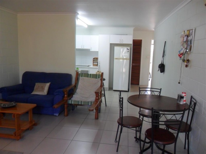 2/132 Queens Road, Hermit Park QLD 4812