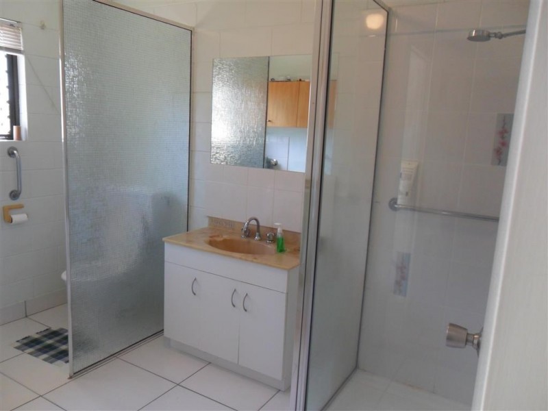 2/132 Queens Road, Hermit Park QLD 4812