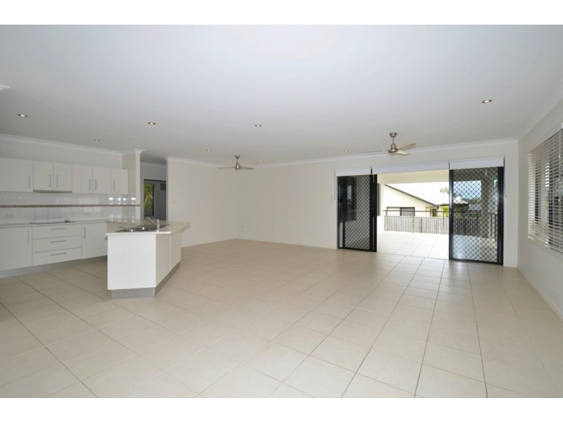 8 Hempel Street, Bushland Beach QLD 4818