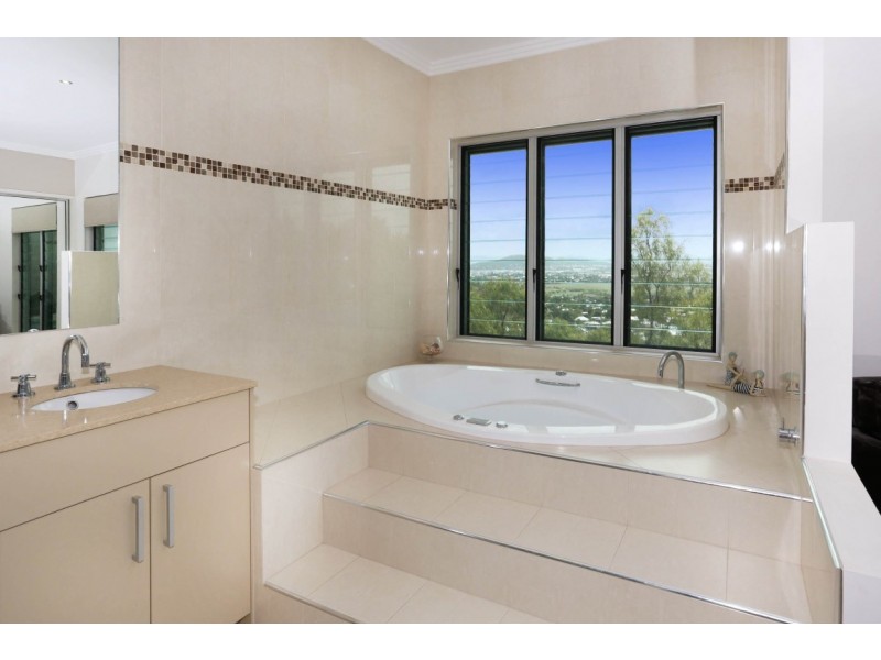 14 The Point, Castle Hill QLD 4810