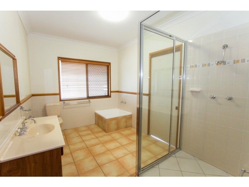 32 Scenic Drive, Mount Louisa QLD 4814