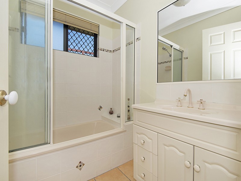 10 Crestbrook Drive, Mount Louisa QLD 4814