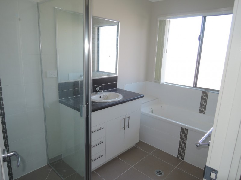 1 Cassinia Street, Mount Low QLD 4818