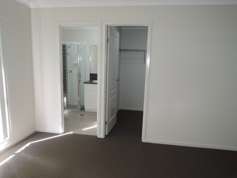 1 Cassinia Street, Mount Low QLD 4818