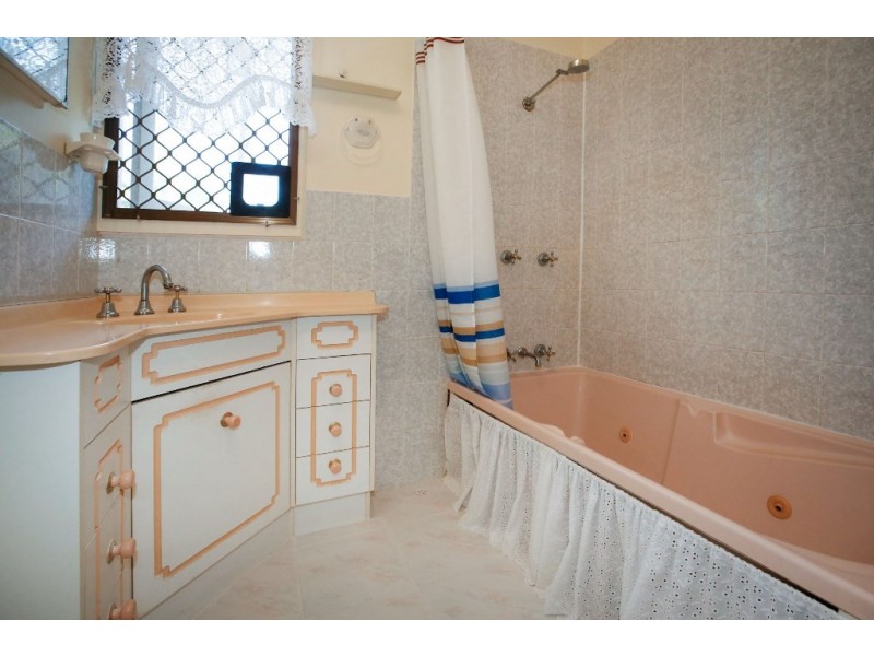 186 Charles Street, Cranbrook QLD 4814