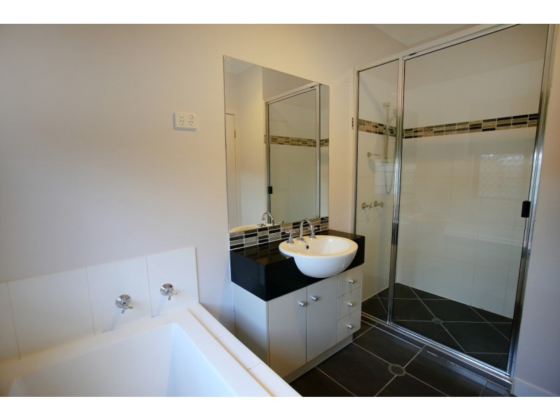 15 Hollanders Crescent, Kelso QLD 4815