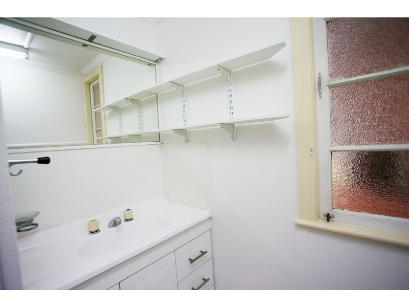 1 Cowley Street, West End QLD 4810