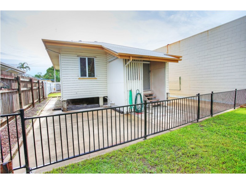 1 Cowley Street, West End QLD 4810