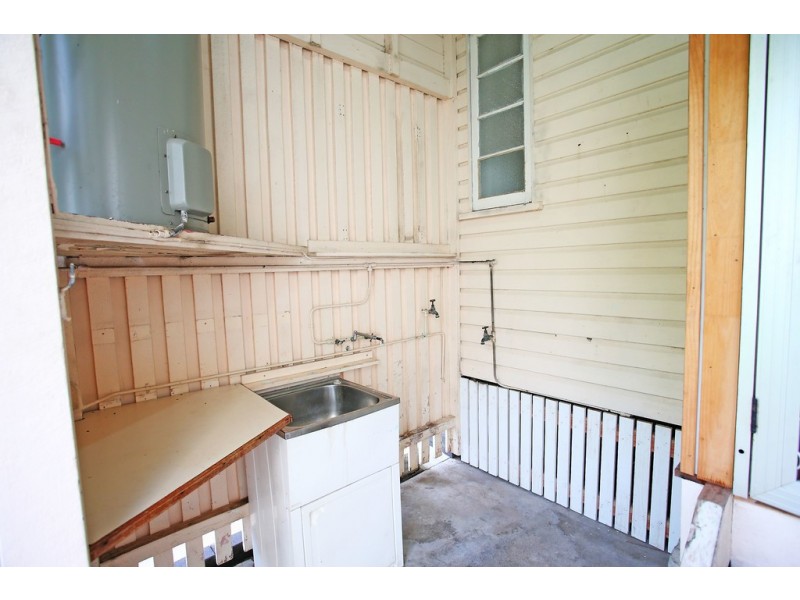 1 Cowley Street, West End QLD 4810