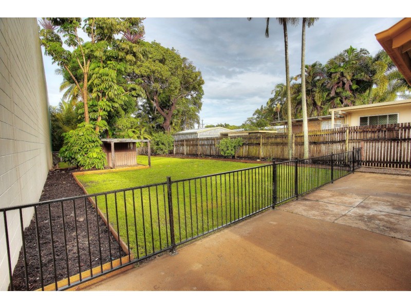 1 Cowley Street, West End QLD 4810