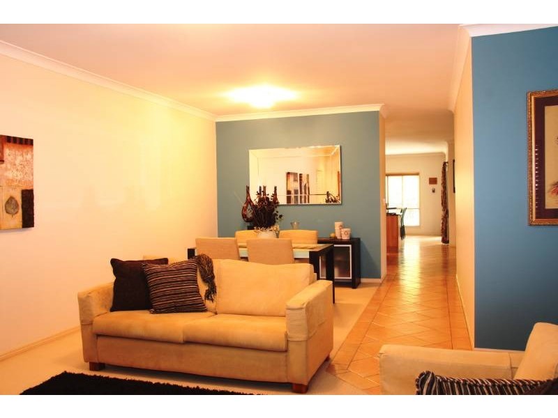 72 Amersham Crescent, Carindale QLD 4152