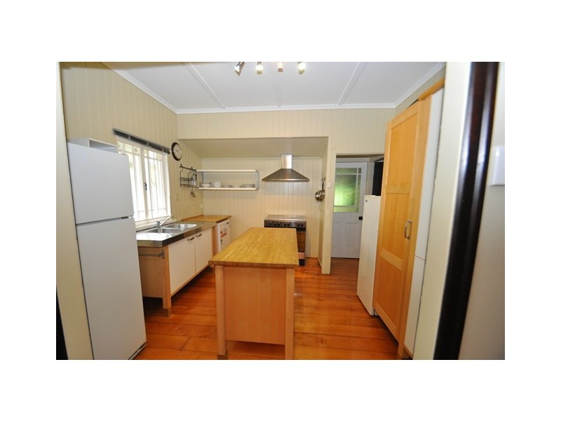 18 Lewis Street, Camp Hill QLD 4152