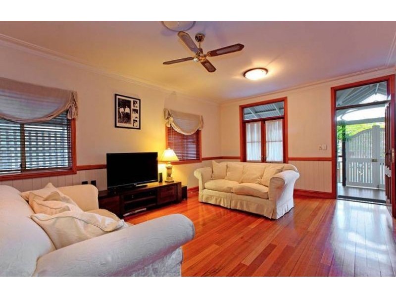 12 Thynne Ave, Norman Park QLD 4170