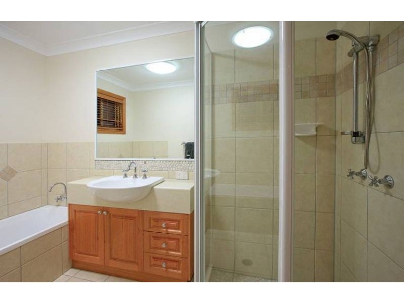 12 Thynne Ave, Norman Park QLD 4170