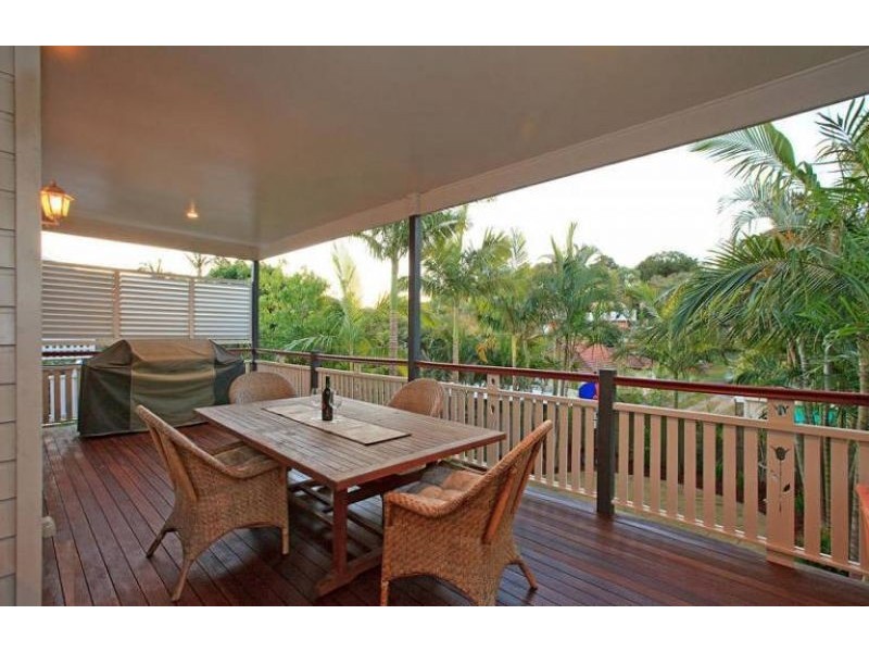 12 Thynne Ave, Norman Park QLD 4170