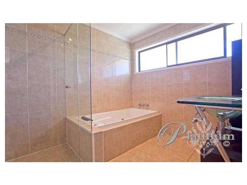 6 Lindisfarne Street, Carindale QLD 4152