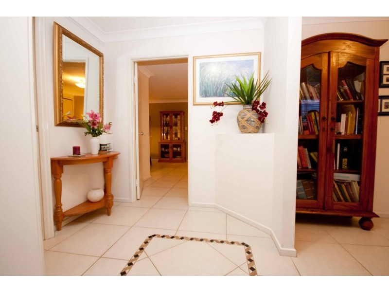 8 Holland Place, Carindale QLD 4152