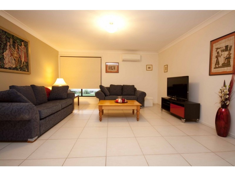 8 Holland Place, Carindale QLD 4152