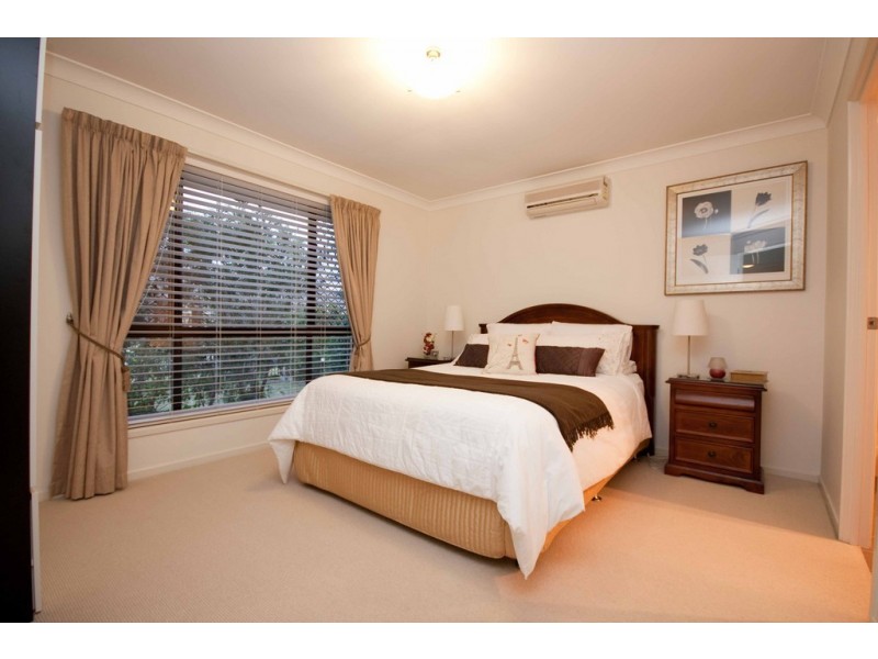 8 Holland Place, Carindale QLD 4152