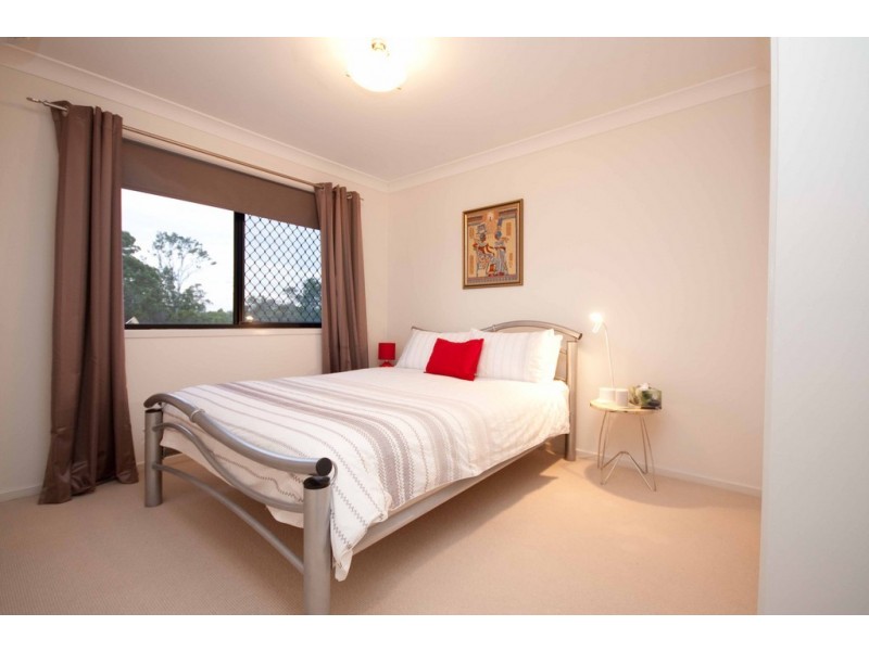 8 Holland Place, Carindale QLD 4152