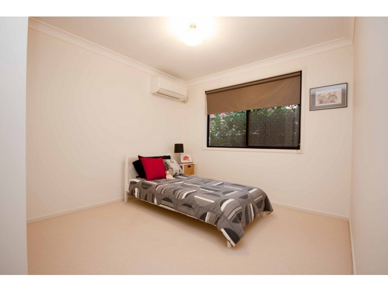 8 Holland Place, Carindale QLD 4152