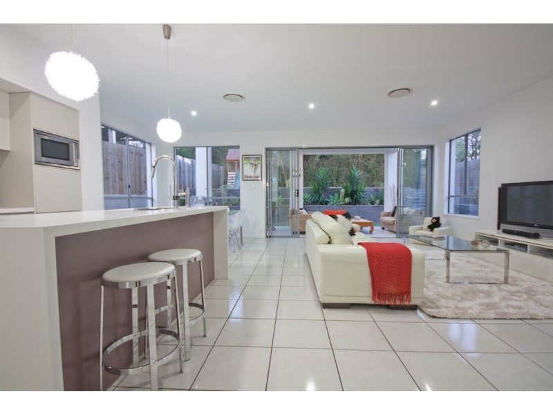 10 Avesnes Street, Holland Park QLD 4121