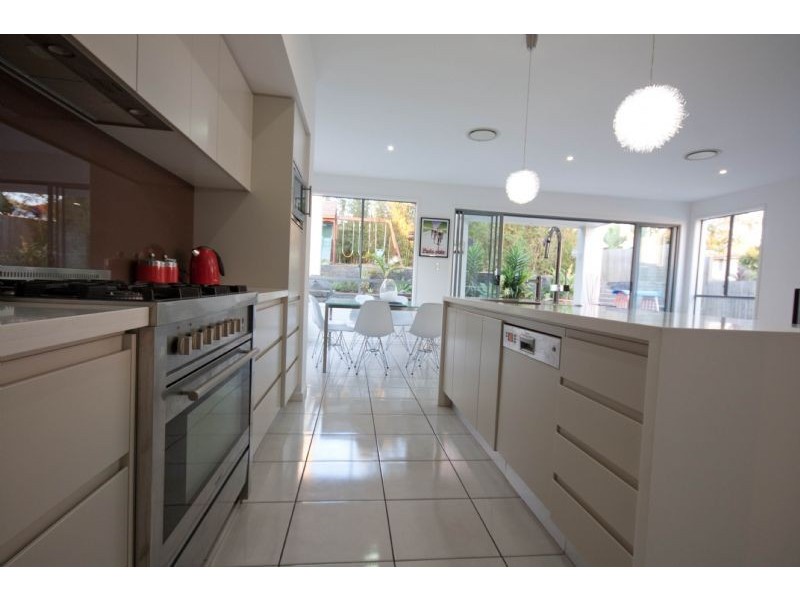 10 Avesnes Street, Holland Park QLD 4121