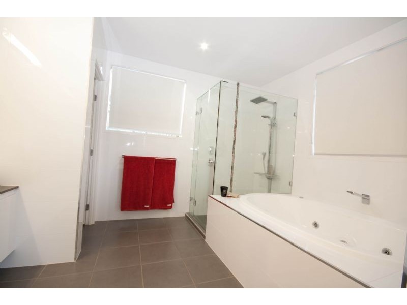 10 Avesnes Street, Holland Park QLD 4121