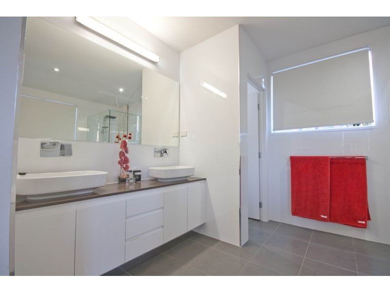 10 Avesnes Street, Holland Park QLD 4121