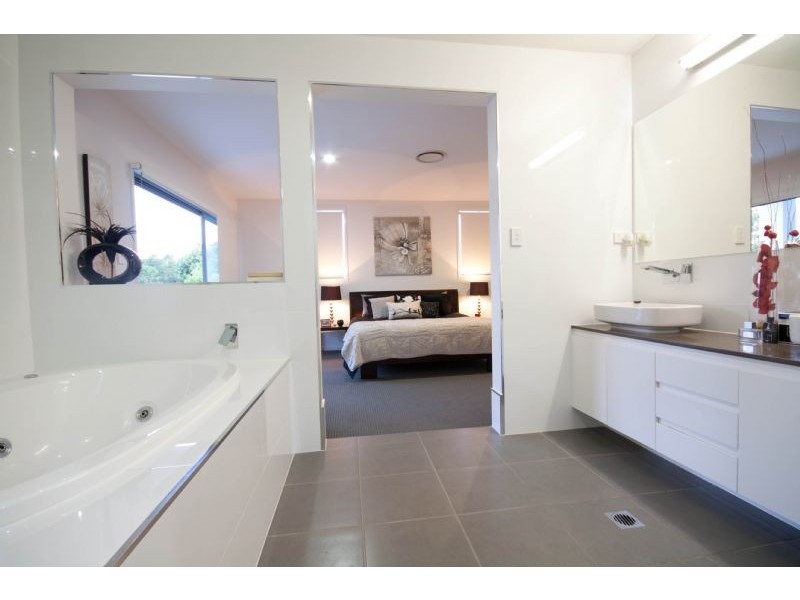 10 Avesnes Street, Holland Park QLD 4121