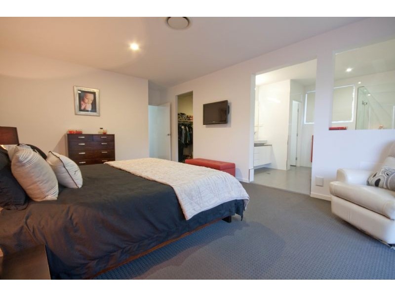 10 Avesnes Street, Holland Park QLD 4121