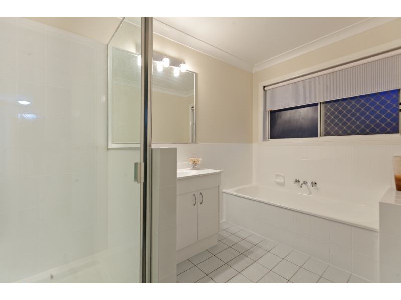 2 Gon Chee Court, Carindale QLD 4152