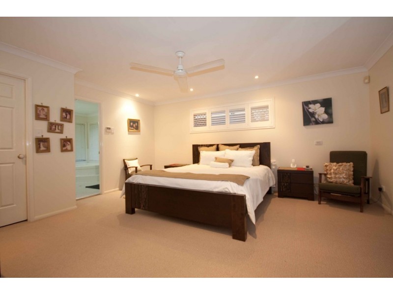 5 Pinehurst Place, Carindale QLD 4152