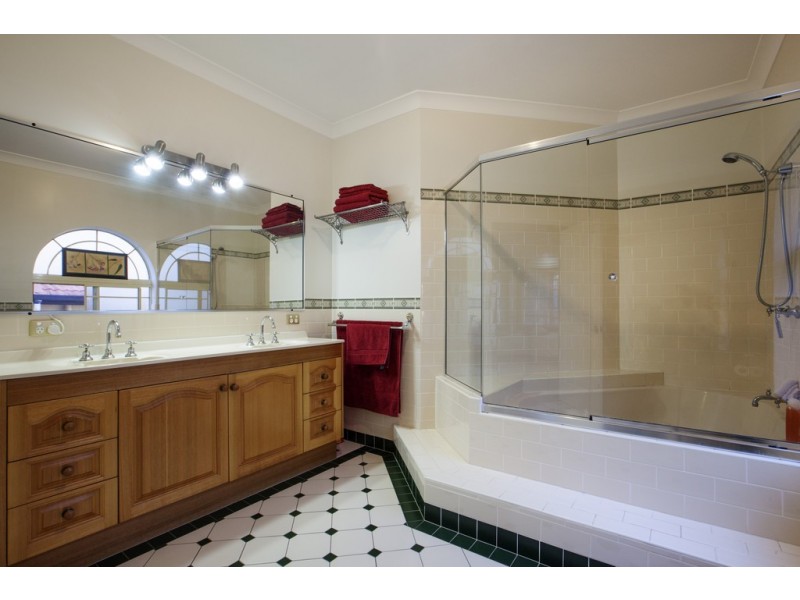 46 Golden Oak Crescent, Carindale QLD 4152