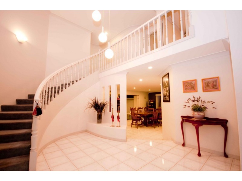 11 St Andrews Crescent, Carindale QLD 4152