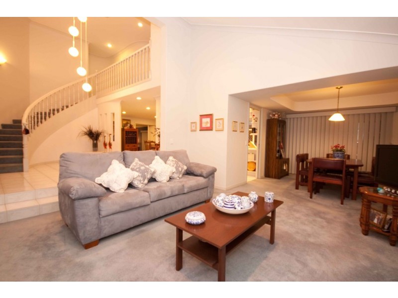 11 St Andrews Crescent, Carindale QLD 4152