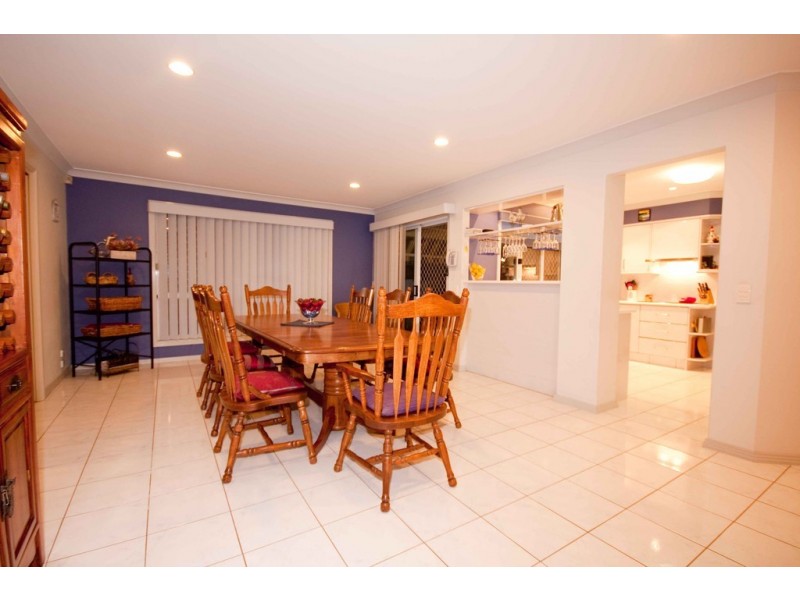 11 St Andrews Crescent, Carindale QLD 4152