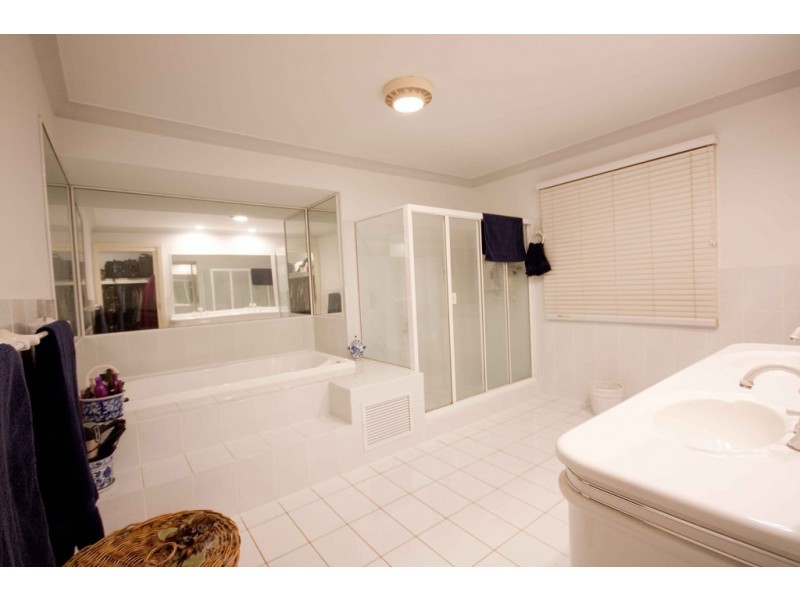 11 St Andrews Crescent, Carindale QLD 4152