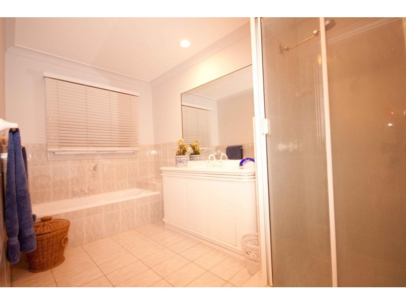 11 St Andrews Crescent, Carindale QLD 4152